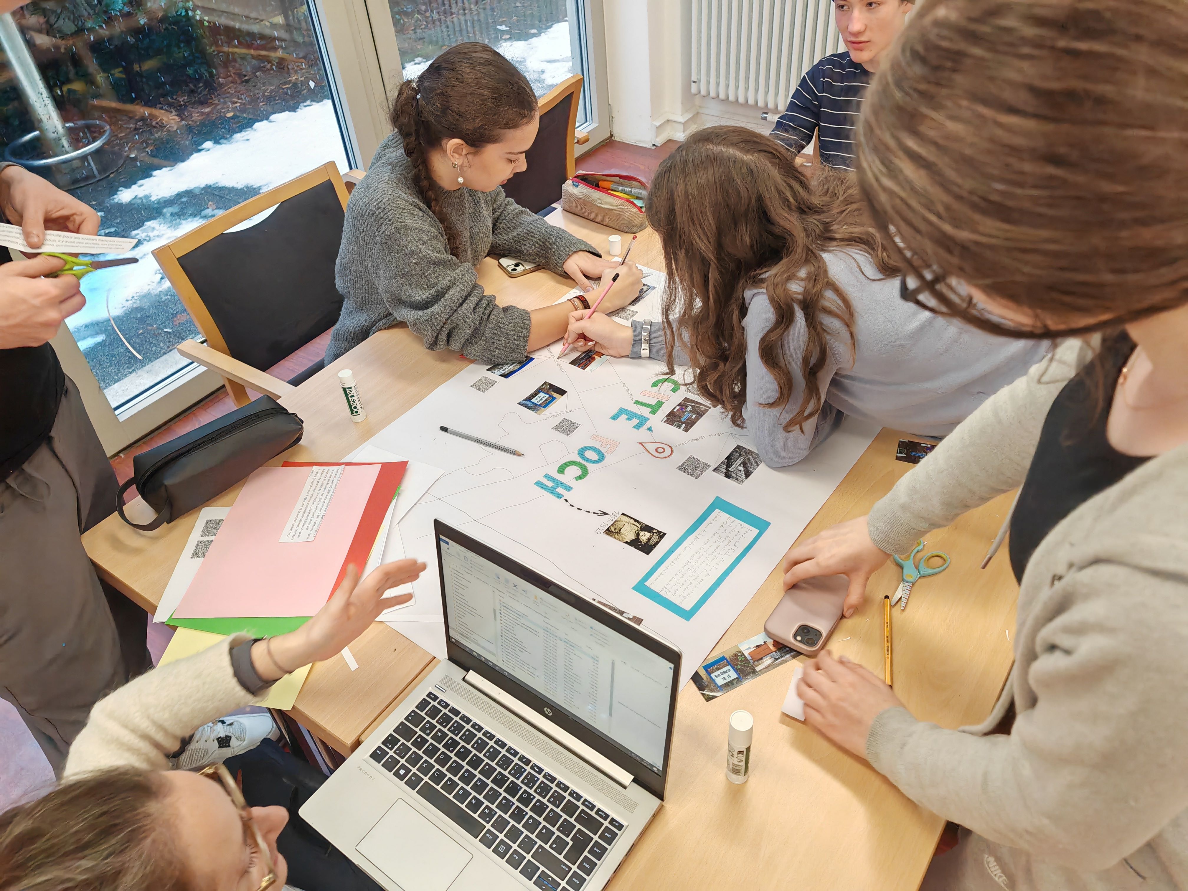 Schüler arbeiten an Plakaten