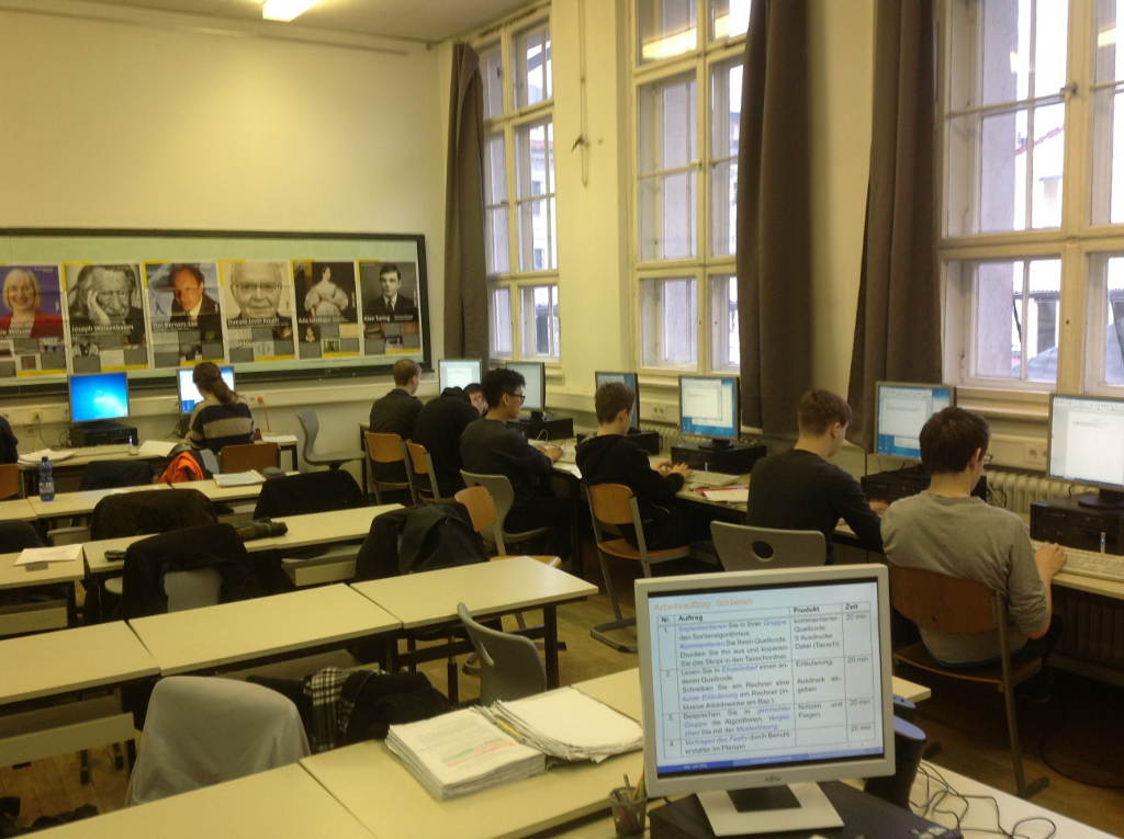 Der LK Informatik bei der Arbeit. Der LK Informatik bei der Arbeit.